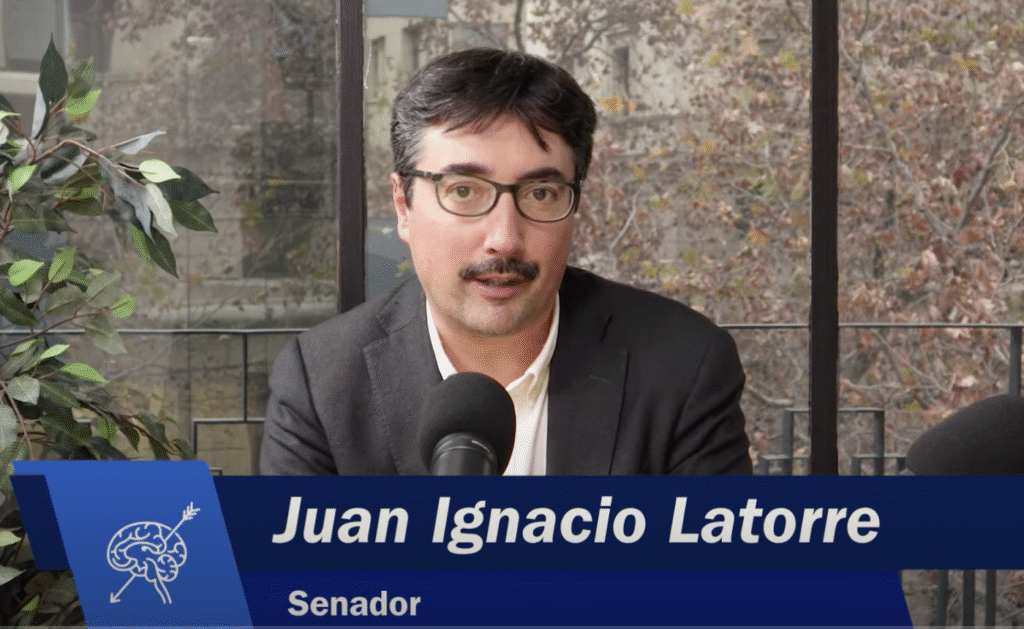 Senador Latorre conversando con El Ciudadano