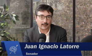 Senador Latorre conversando con El Ciudadano